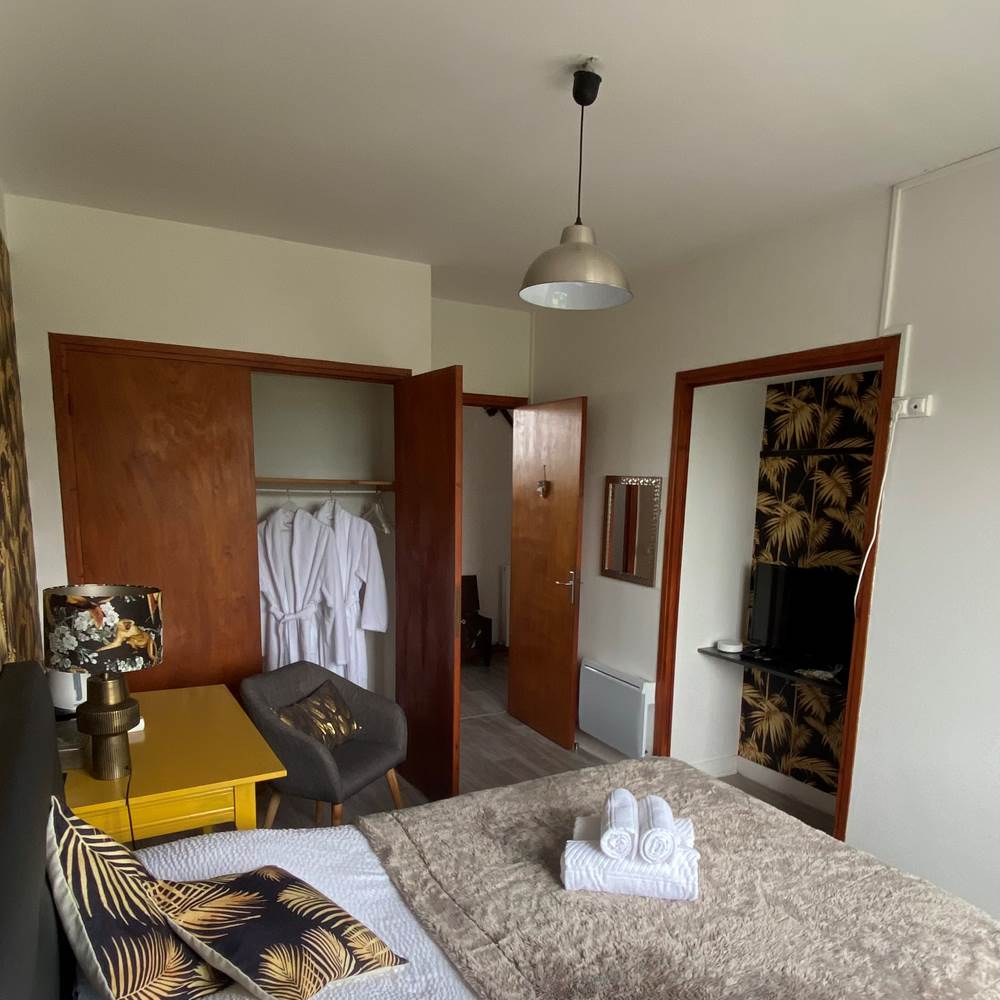 chambre-confort-lourdes-barlest-maison-de-barlest-location-saisonniere-vue-jardin-sejour-couple.jpg-gallery